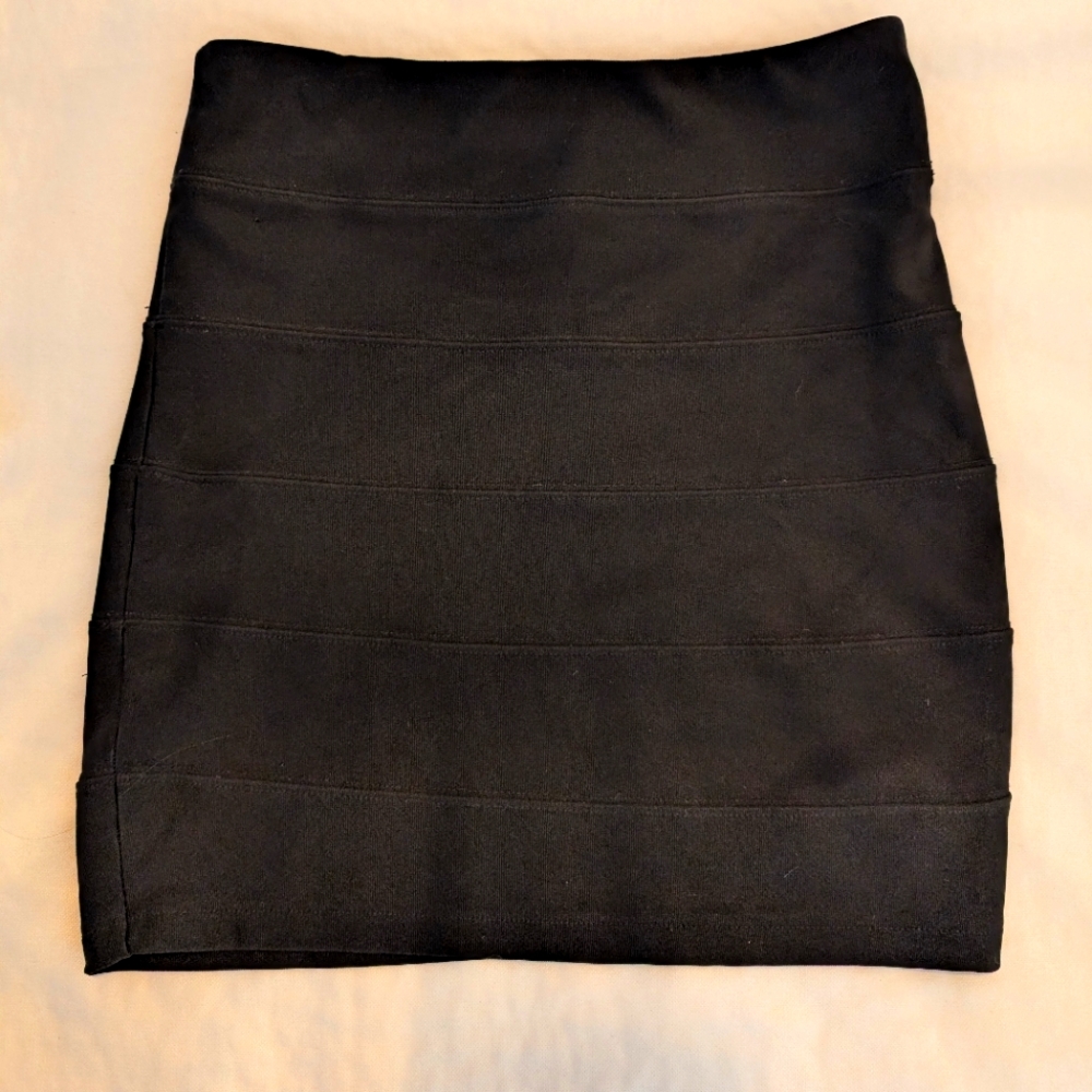 GUESS mini skirt 🖤
